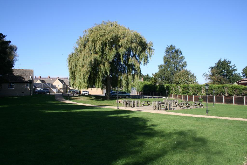 Queens Head Inn Nassington Экстерьер фото